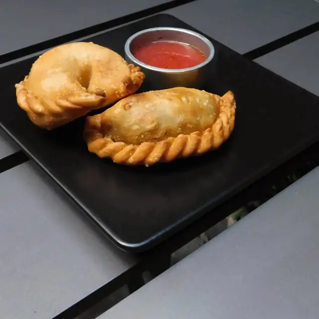 Dúo de empanadas Norte y Sur con salsa yasgua de Charqui, Palermo