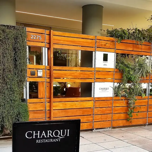 Entrada de madera de Charqui Restaurant en Bonpland 2275, Palermo