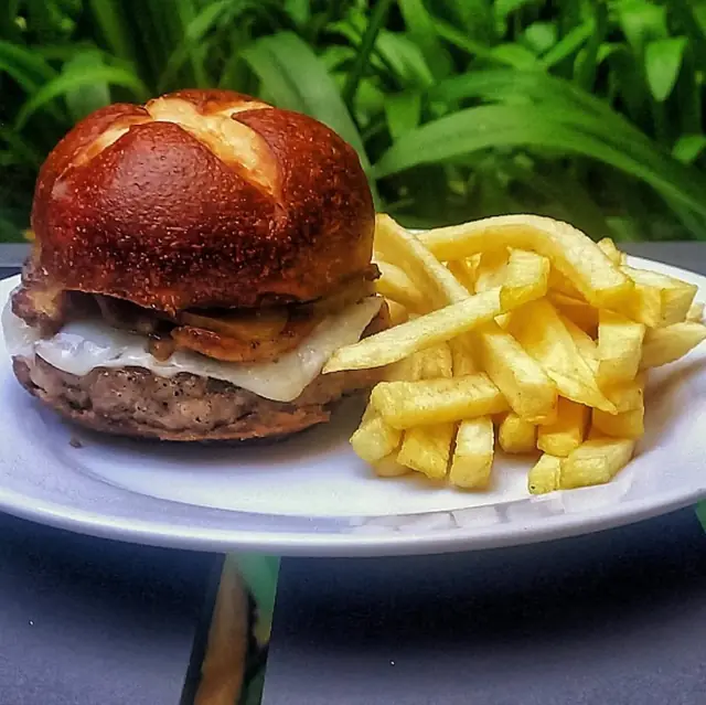 Hamburguesa Charqui en pan pretzel con papas fritas, Palermo