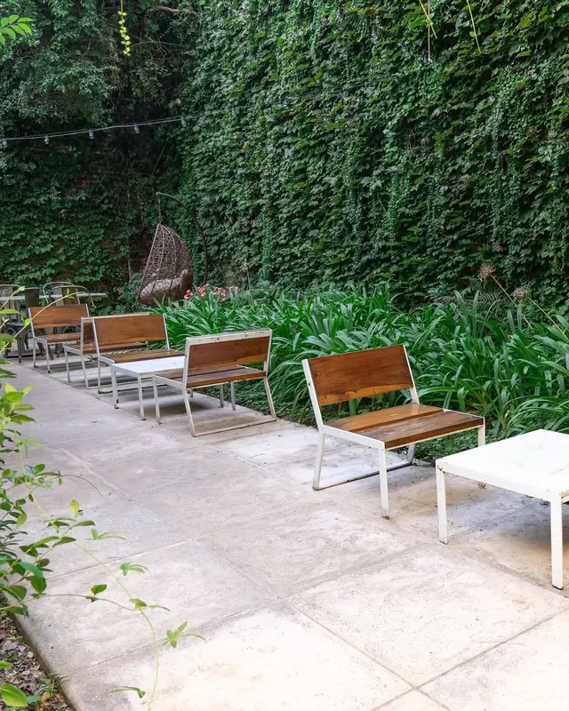 Mesas al aire libre en el jardín de Charqui, Palermo