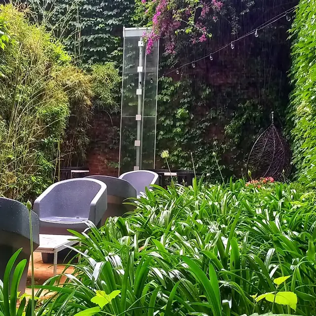 Jardín escondido de Charqui, restaurante de cocina federal en Palermo