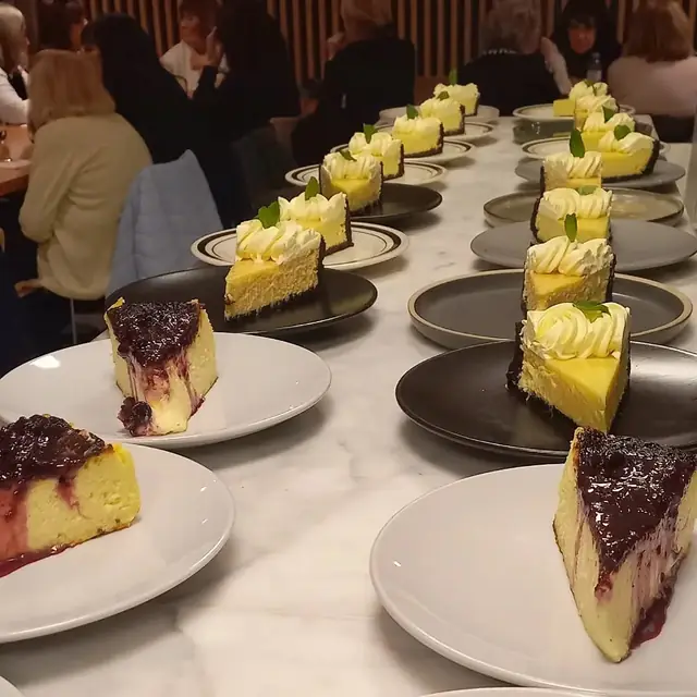 Postres servidos para un grupo en Charqui, Palermo