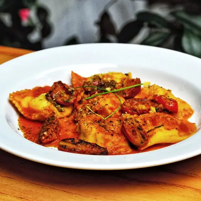 Ravioli de patagonzola con fondue de tomate de Charqui, Palermo