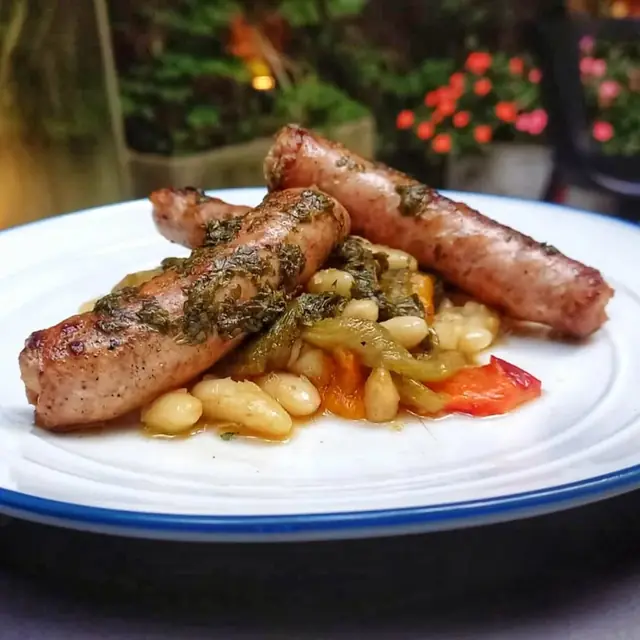 Salchicha casera de cerdo al hinojo con alubias salteñas de Charqui, Palermo