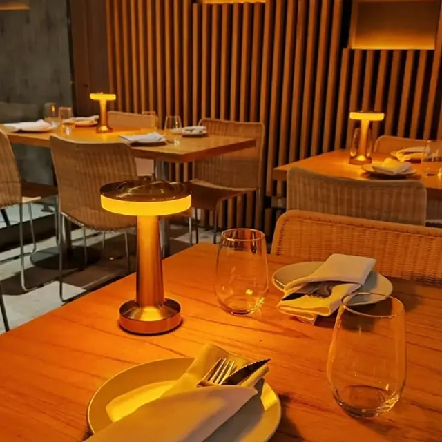 Salón de madera de Charqui con luz cálida a la noche, Palermo