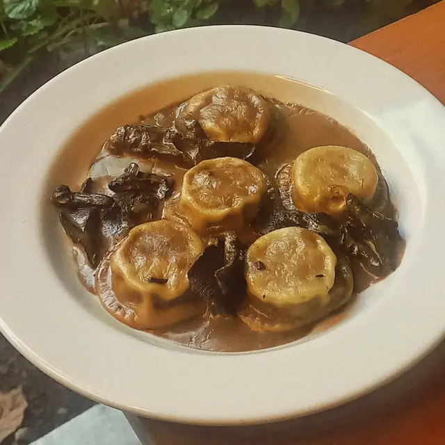 Sorrentinos de cordero patagónico ahumado con crema de hongos de pino de Charqui, Palermo